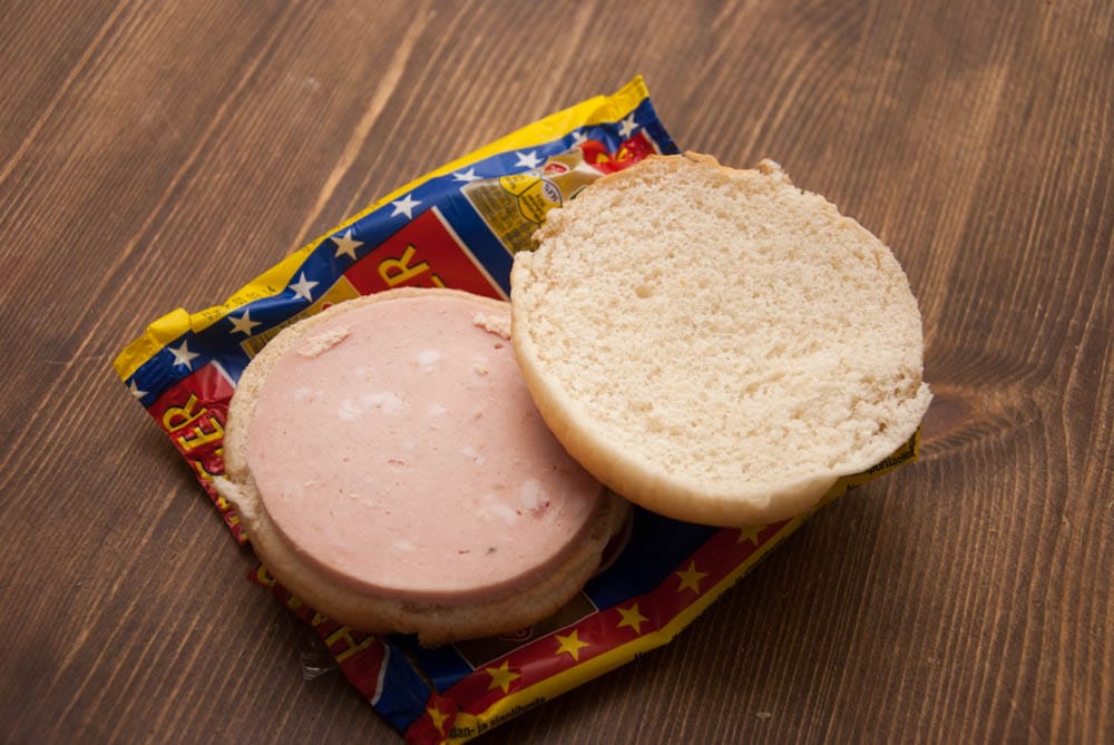 Eineshampurilaisen sisältä löytyikin makkarapihvi.