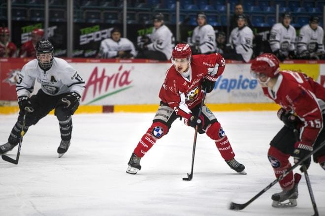 Hyökkääjä Eetu Mäki (kesk.) ja muut Sport-nuoret pelasivat perjantaina rennosti ja korjasivat voiton kotiin. KUVA: JARNO PELLINEN