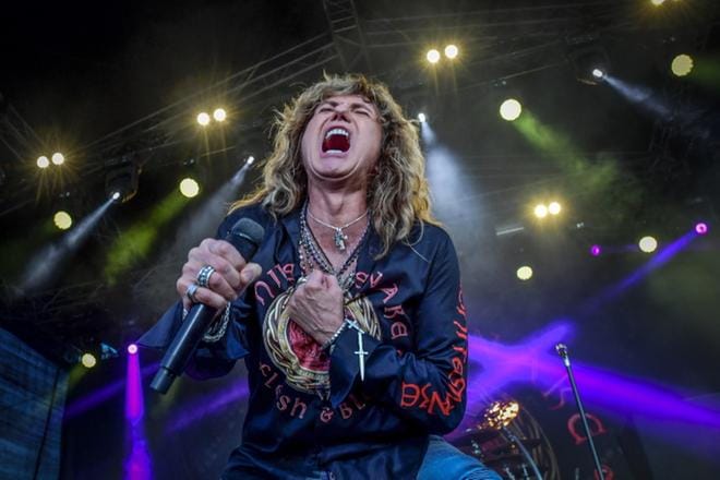 Pian seitsenkymppinen David Coverdale on yhä karismaattinen esiintyjä. KUVA: MARKKU JOKELA