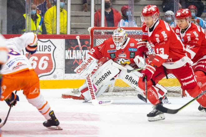 Niko Hovinen joutui kaivamaan kiekon kolme kertaa selkänsä takaa. Neljännen maalinsa Tappara iski lopussa tyhjiin. KUVA: PASI SUOKKO / APOLLO PHOTO