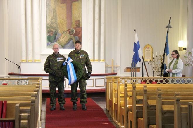 Seppelettä kantamassa ylikersantti Mika Mäki ja kapteeni Jarmo Kivimäki. Oikealla kappalainen Satu Linko. KUVAT: KATI ALA-RENKO
