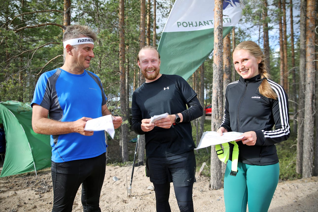 Oululainen Aimo Vainio (vasemmalla) kertoo osallistuvansa Oulurasteille viikoittain. Jani Heikkinen ja Satu Heikkilä ovat satunnaisempia kävijöitä, joskin tavoitteena on tiivistää tahtia syksyä kohden.