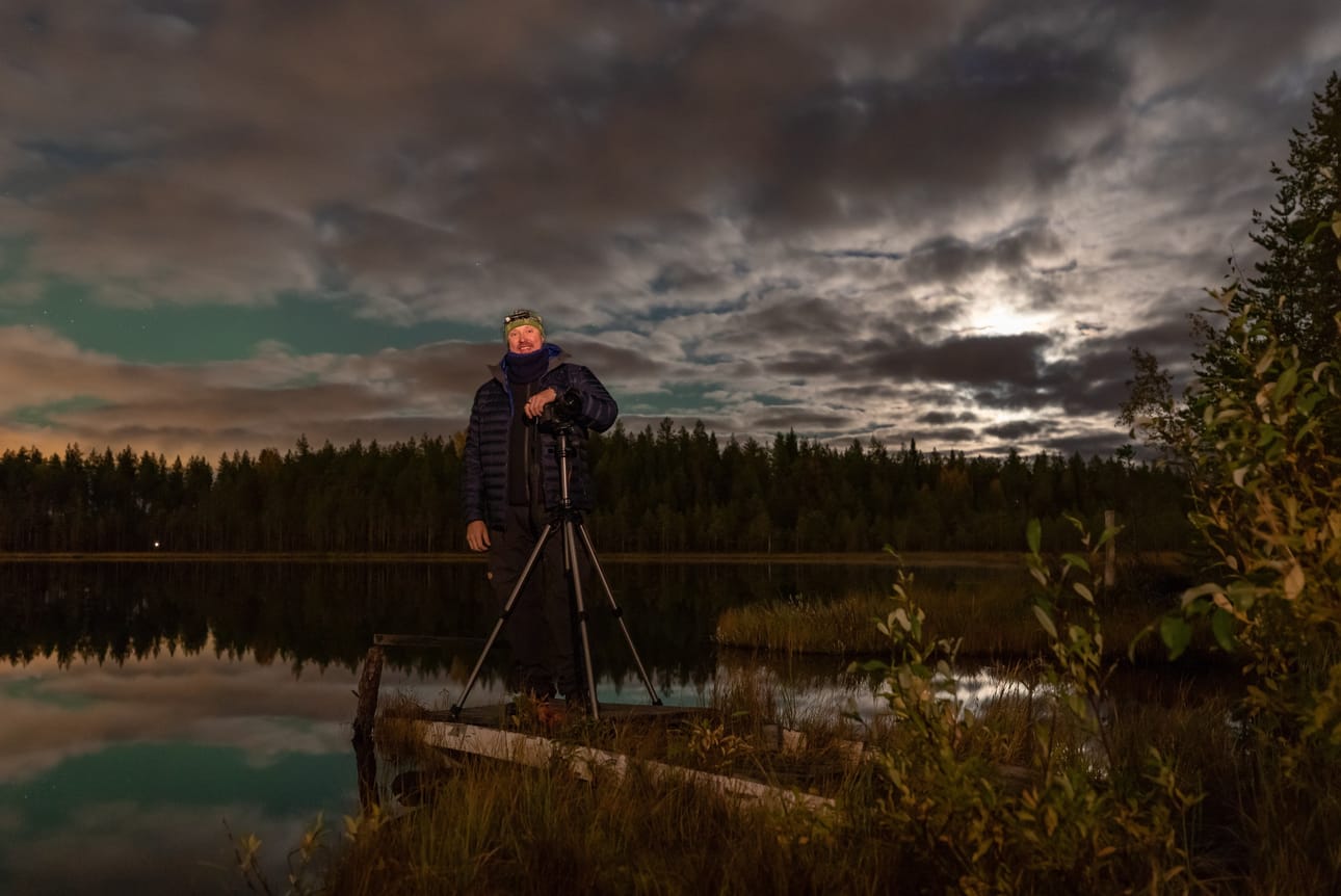 Jouni Jussilan vaikuttavin revontulimuisto on lokakuulta 2001. Hän seisoi oululaisen lammen rannassa ja taivas helotti kauttaaltaan tulipunaisena.