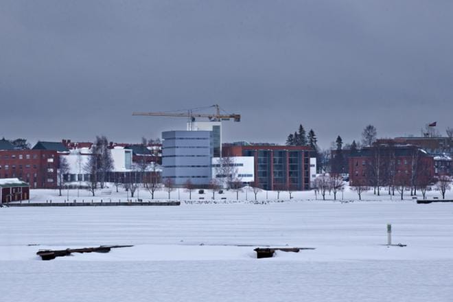 Palosaaren kampuksen rakennukset siirtyvät Suomen yliopistokiinteistöiltä Vaasan yliopistolle ja Vaasan kaupungille 26 miljoonalla eurolla, jos kaupunginvaltuusto ja myyjän yhtiökokous hyväksyvät kaupan. KUVA: MINNA ANTILA
