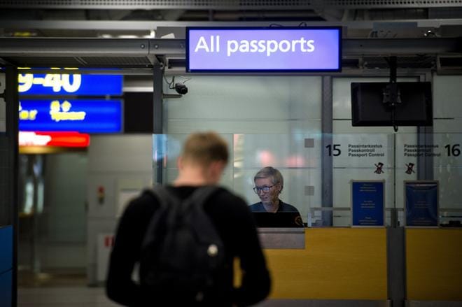 Pohjoismaista tai Schengen-alueelta tulevalla ei tarvitse olla huippukokouspäivinäkään välttämättä passia, mutta henkilöllisyyden osoittamiseen on syytä varautua asianmukaisilla dokumenteilla. KUVA: JOEL MAISALMI
