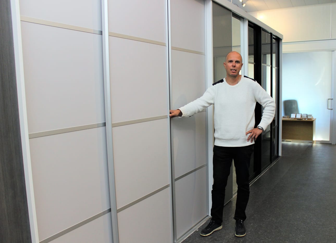 Lapväärttiläinen Peter Björses esittelemässä Stirpen tuotteita yrityksen tiloissa Lålbyssa Kristiinassa.