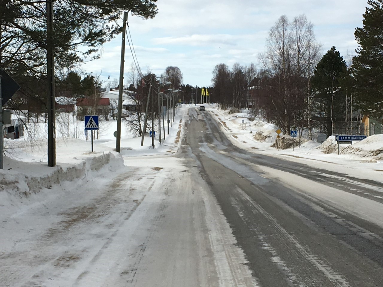 Posion keskusta kuin aavekylä, mutta yhteen paikkaan pölähti lauantaina asiakkaita iso joukko! Ketä, mistä ja miksi he olivat liikkeellä, ja millä kulkupeleillä? – "Minusta et ota kuvia, etkä saa haastattelua", mies ärähti Koillissanomien toimittajalle