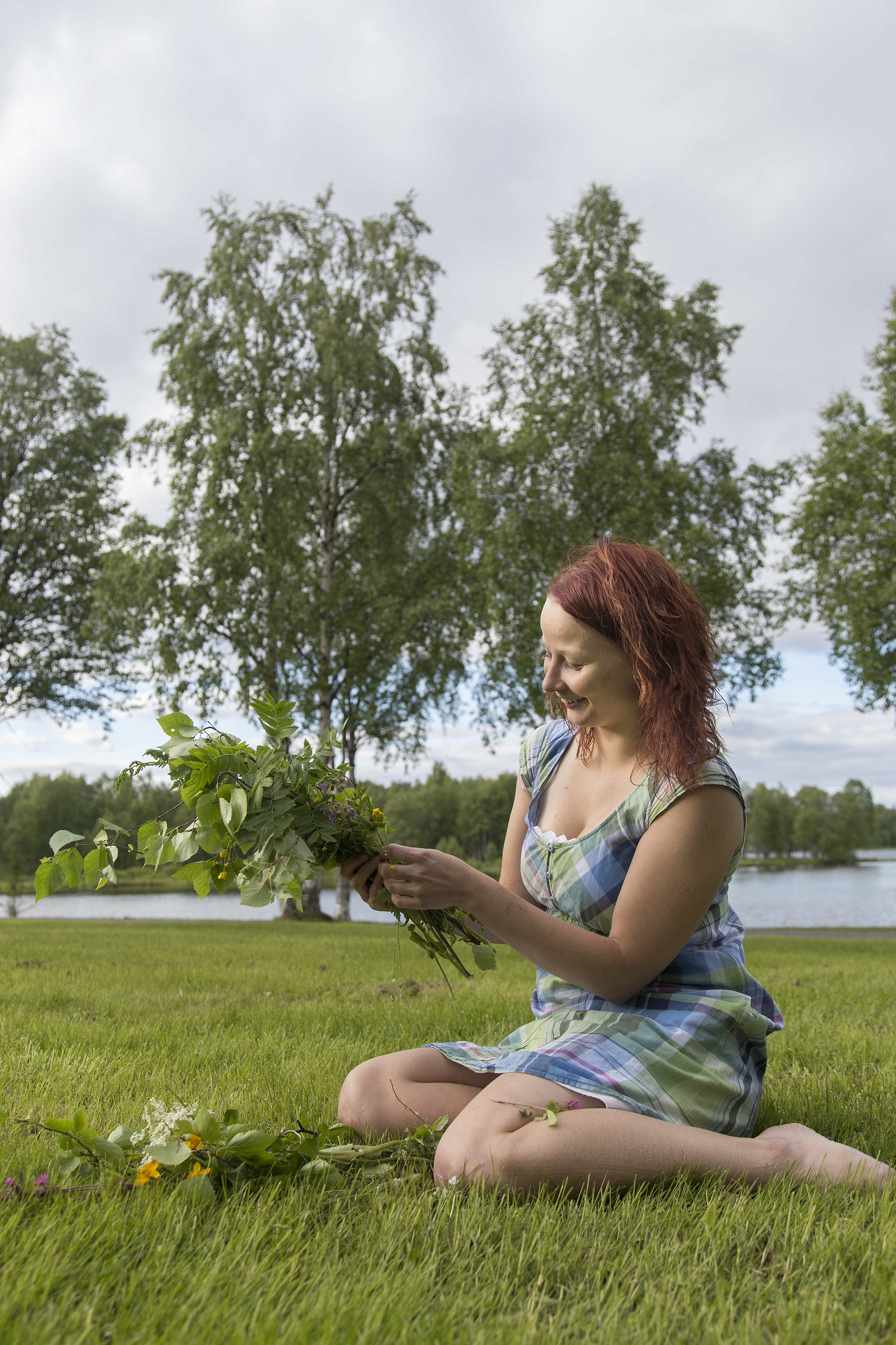 Suomalainen neito on kauneimmillaan luonnon helmassa.