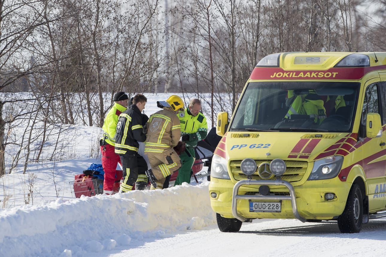 Pelastushenkilöstö haki tajuttomana risukossa maanneen naisen Fantista ja toimitti hänet hoitoon. Poliisi ei ainakaan tässä vaiheessa epäile tapauksessa rikosta.