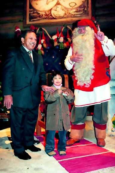 Malesian kuningas ja joulupukki tapasivat keskiviikkona napapiirillä. Erityishuomion kohtaamisessa sai kuninkaan tyttärentytär.