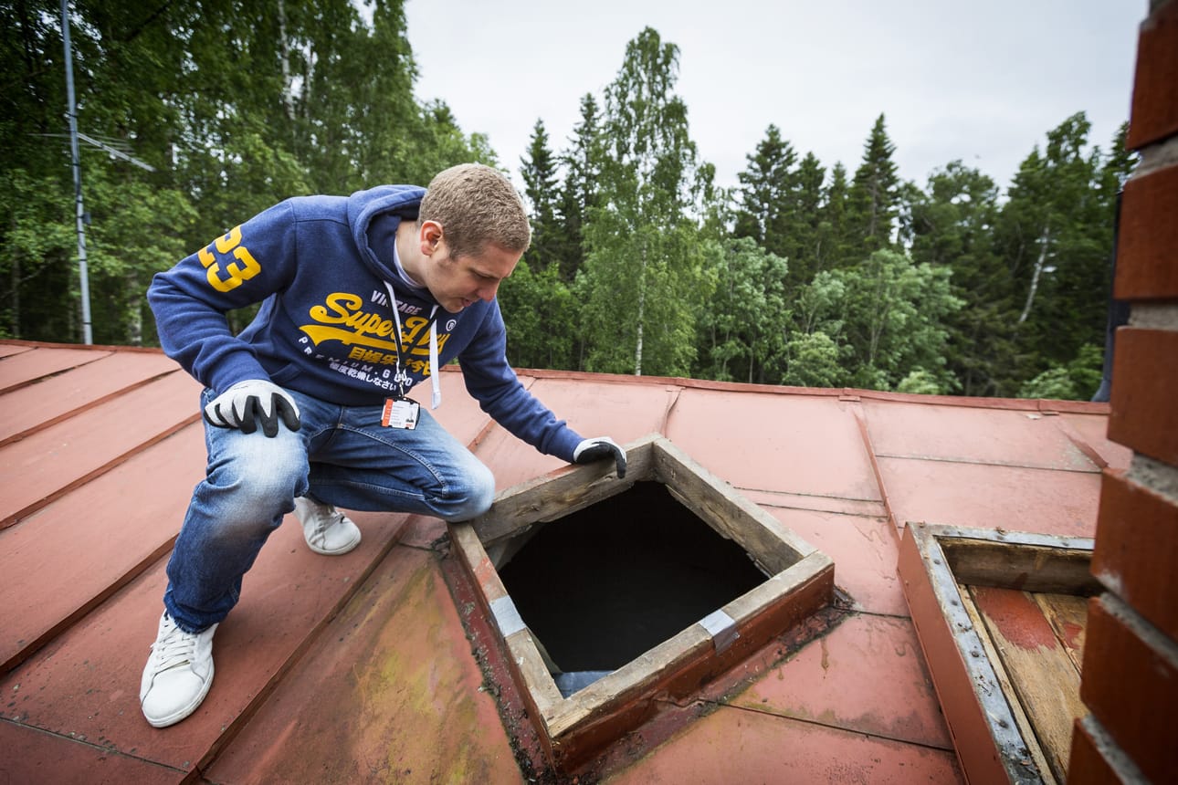 Energiatodistuksen laatija Niklas Mehtonen Investigosta tutkii, onko 1960-luvulla rakennetun talon yläpohjaan lisätty eristeitä.