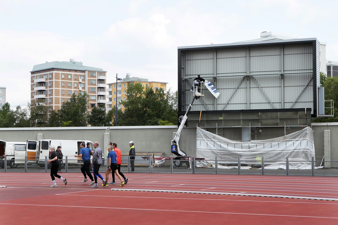 Uuden valotaulun kehikko tuotiin Raattiin perjantaina rekkakuljetuksella. Lednäyttö on tarkoitus asentaa paikalleen vielä kesäkuun aikana.