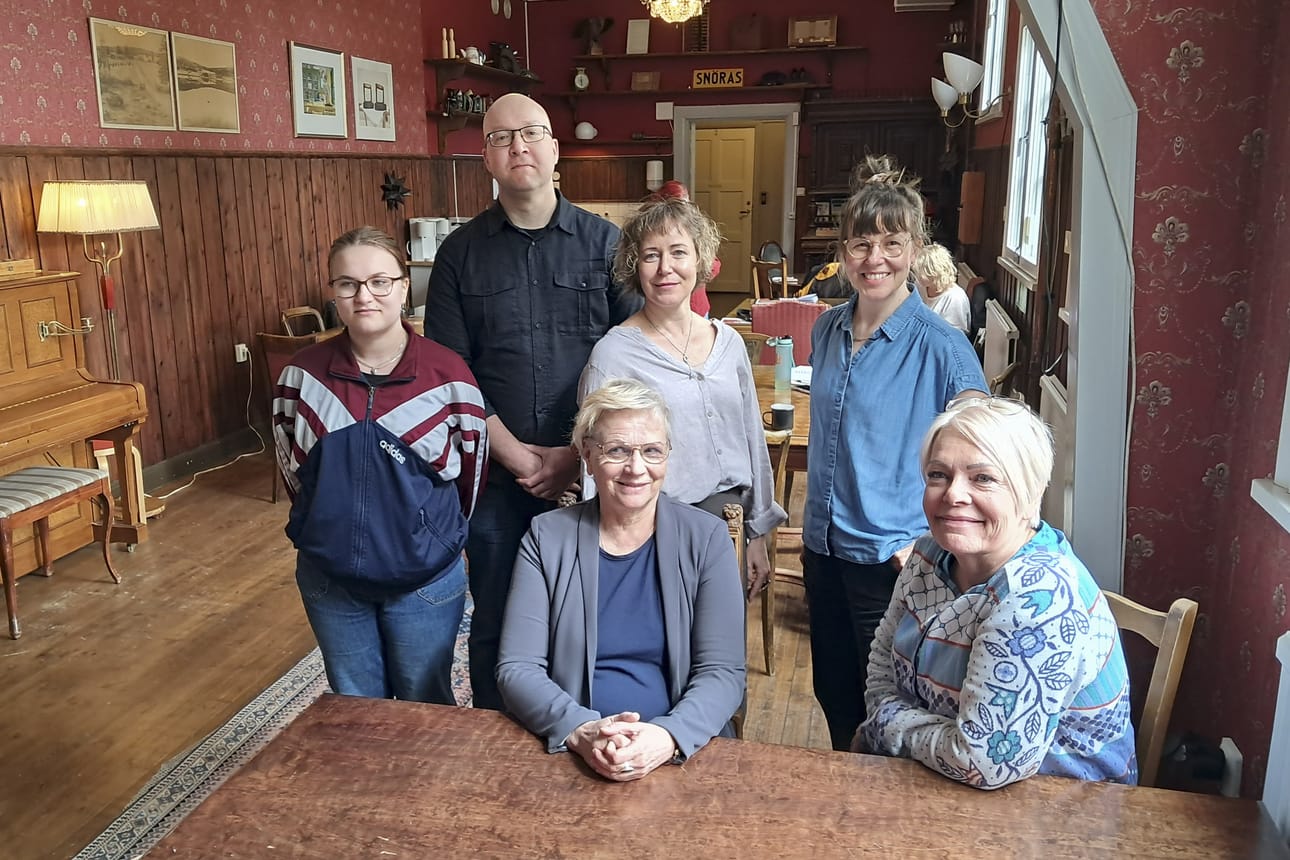 Alva Lindgren, Keijo Laitala, Pia Suonvieri, Sari Sandberg, Heidi Liekola ja Svefin rehtori Arja Martinviita uuden hankkeen kynnyksellä. Niin nuorten kuin varttuneempienkin tornionlaaksolaisten tarinoita ryhdytään keräämään ja nostamaan eri tavoin esille.