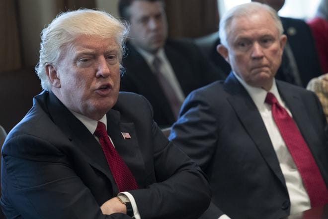 Yhdysvaltojen presidentti Donald Trumpin (vas.) oikeusministeri Jeff Sessionsiin kohdistama painostus näyttää kantavan hedelmää. KUVA: SHAWN THEW/EPA