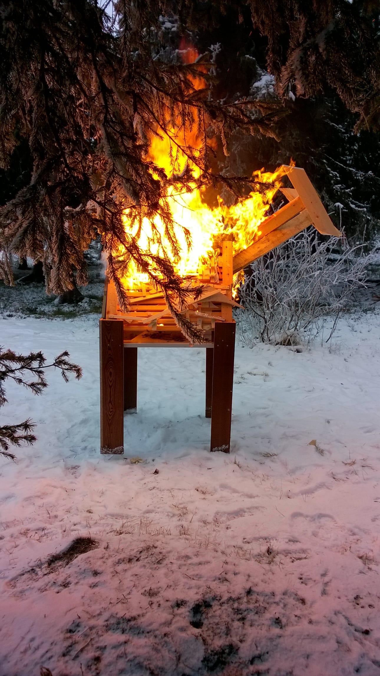 Tolpanniemen koulun 1. ja 5. luokan yhdessä tekemä kekripukki.