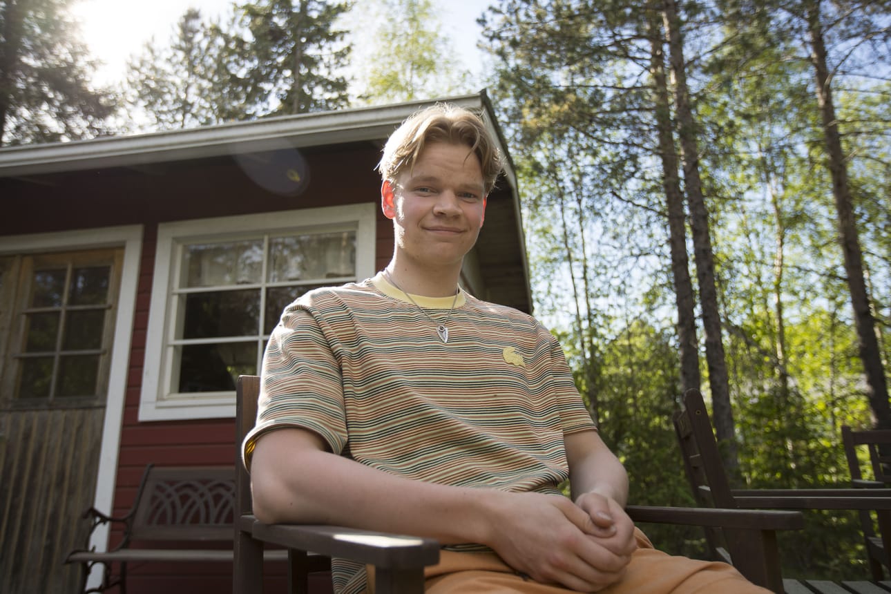 Lenni Isokääntä viettää kesän sekä töiden että pesiksen parissa.