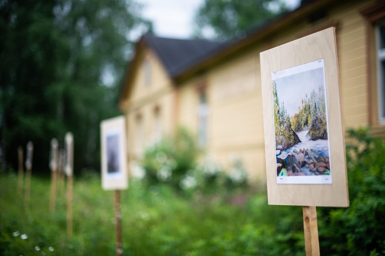 Viikon aikana Jalavan kaupan pihalla nähtiin taidenäyttely.