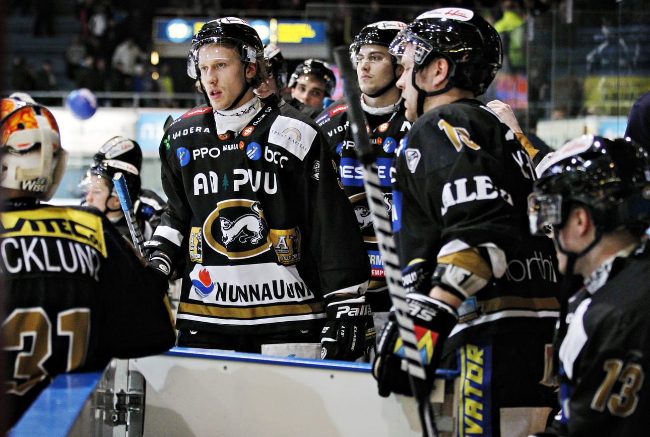 Kärppien vaihtopenkillä vallitsi haudanvakava tunnelma ottelun päättymisen jälkeen. John Normanin (keskellä), Antti Mäkilä, Juho keränen ja Julius Junttila sulattelivat pettymystä totisina miehinä.