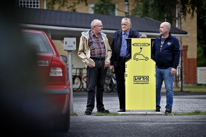 Heikki Mäenpäällä, Mauno Leppisellä ja Harri Vähäsalolla ei kellään ole vielä sähköautoa. Enää sen hankkiminen ei ole ainakaan siitä kiinni, ettei autoa voisi ladata omassa pihassa. Taloyhtiön pihaan Seinäjoen Raamikujalle pystytettiin tänä kesänä heti kuusi latauspistettä kerralla. KUVA: TOMI KOSONEN