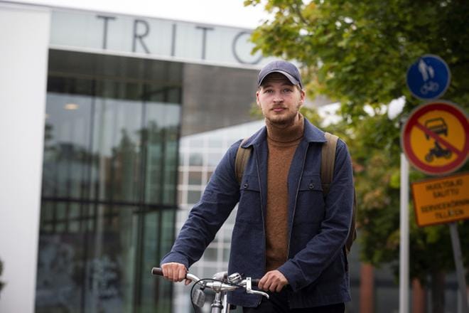 Elmo Nikula ymmärtää lähiopetuksen rajaamisen lähinnä kahden ensimmäisen vuoden opiskelijoille, mutta harmittelee sitä itse kolmannen vuoden opiskelijana. Hän toivoo, että rajoituksien poistuessa pidetään etäopetuksen hyvät käytännöt, mutta tarjotaan mahdollisuuksia opiskella kampuksella enemmän. KUVA: JARNO PELLINEN