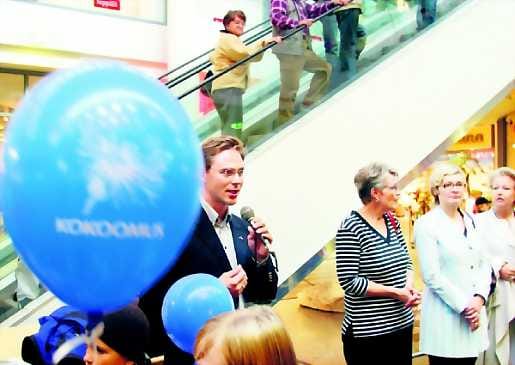 Puheenjohtaja Jyrki Katainen puhumassa Sampokeskuksen kauppakeskuksessa.