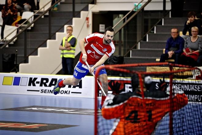 Sami Koski laukoi taas kerran tarkasti ylänurkkaan ja siirsi SPV:n 6-3 johtoon. KUVAT: TOMI KOSONEN