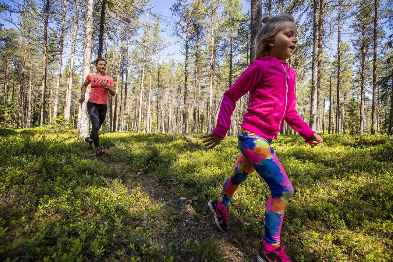 Gea Olkkonen osallistuu lauantaina Raahe Trail Runin 31 kilometrin matkalle. Pohjatyöt kesän kisoille on tehty jo talvella. – Pääasiassa juoksen pitkiä matalan sykkeen lenkkejä. Niiden lisäksi teen intervallitreeniä ja mäkitreeniä, hän kertoo. Gean tytär Venla aikoo juosta JunnuTonnin, joka järjestetään nyt ensimmäistä kertaa.