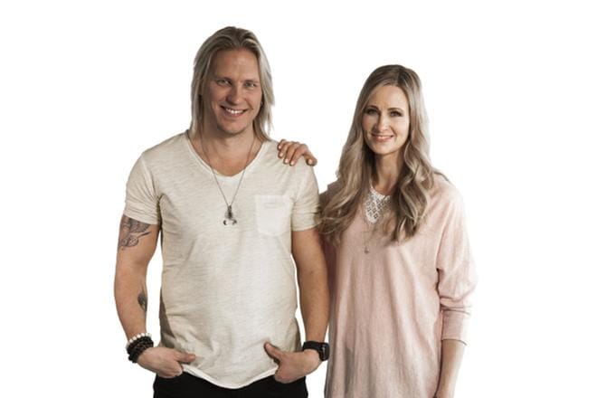 Sami Kuronen juontaa ohjelman ja psykologi Leea Mattila tukee nuoria äitejä ja analysoi heidän elämäntilanteitaan. KUVA: Liv