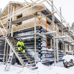 Miika Moilanen, 36, on rakentanut massiivista hirsitaloaan jo viisi vuotta – Ammattirakentaja tekee oman kotinsa kestämään vuosisatoja