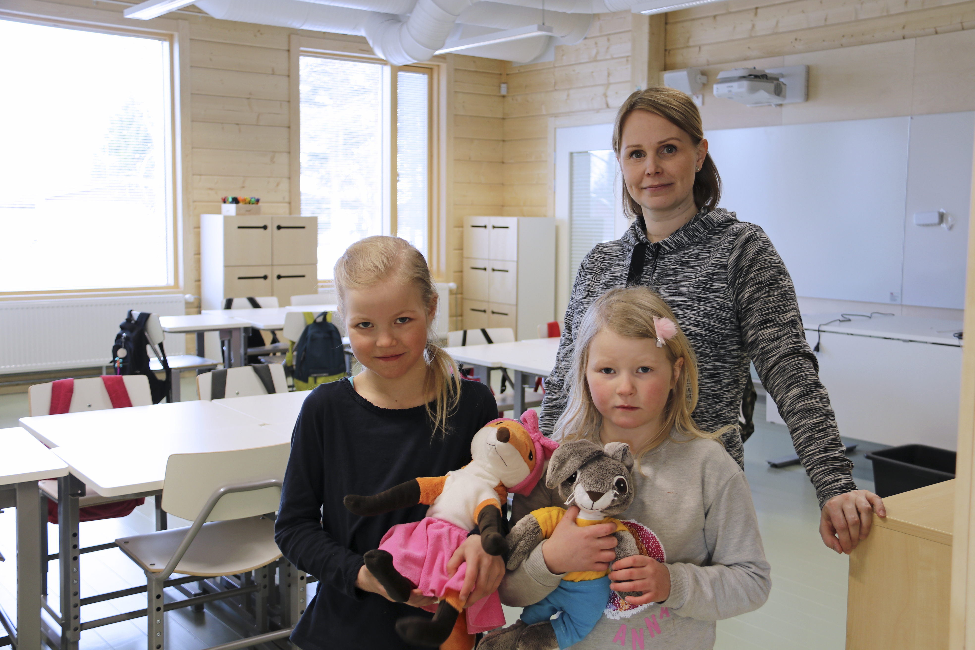 Anna Ainasoja, Iida Kämäräinen ja Jatta Räihä muuttivat hirsikoulun puolelle ilomielellä. Myös Aapisen pehmohahmot Annu ja Olli pääsivät uuteen kotiin.