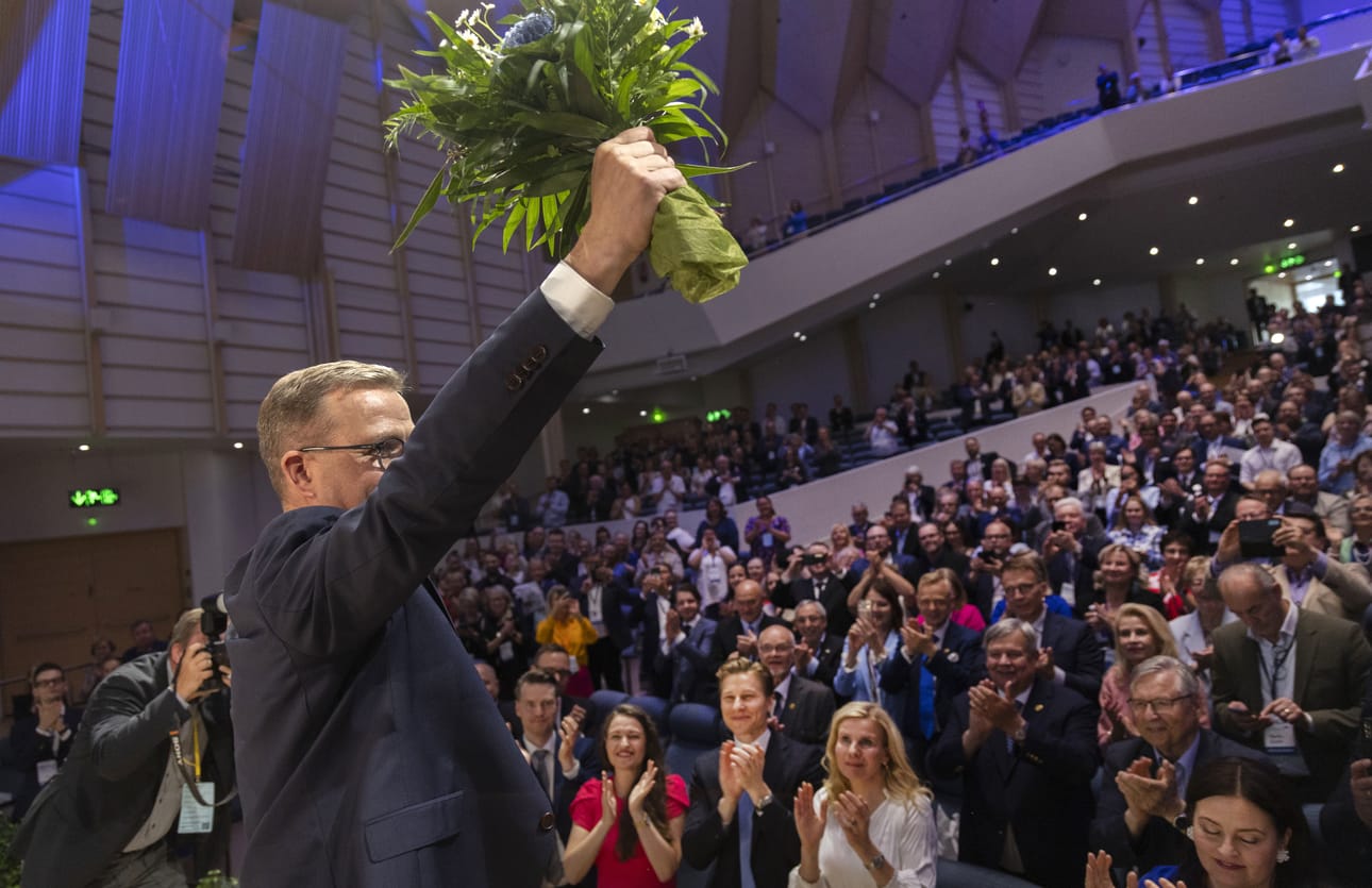 Petteri Orpo valittiin jatkamaan kokoomuksen puheenjohtajana jo toisessa puoluekokouksessa peräkkäin niin, ettei muita ehdokkaita asetettu. Tampereella Orpo ja puolueväki tuntuivat nauttivan toistensa seurasta. Kuva: MAURI RATILAINEN