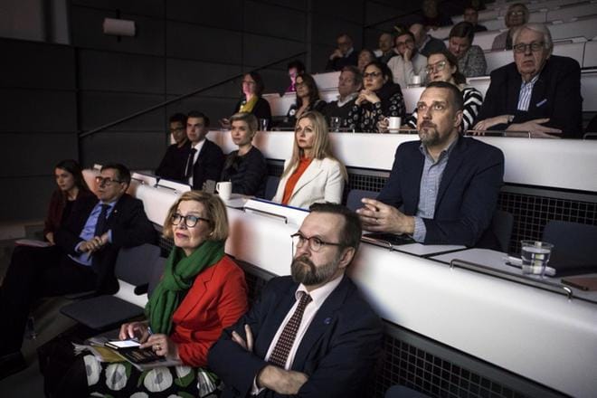 Pohjanmaan liitto ja Suomen ulkoministeriö järjestivät torstaina Vaasassa keskustelutilaisuuden, jossa eduskuntavaaliehdokkaita ja muita politiikasta kiinnostuneita evästettiin maakuntaliiton toiveista ja Suomen ulko- ja turvallisuuspolitiikan ajankohtaisista asioista tulevalla hallituskaudella. Suurlähettiläs, johtava asiantuntija Petri Salo ulkoministeriöstä alarivissä oikealla. KUVAT: JARNO PELLINEN