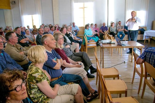 Selvitysmies Göran Honga sanoi, että jos joku sanoo kuntaliitosta suoralta kädeltä pöhköksi ideaksi, hänen kannattaa kertoa myös vaihtoehto. Kaskisten kohdalla se ei ole vaihtoehto, ettei tehdä mitään. KUVA: JORMA HAVULA