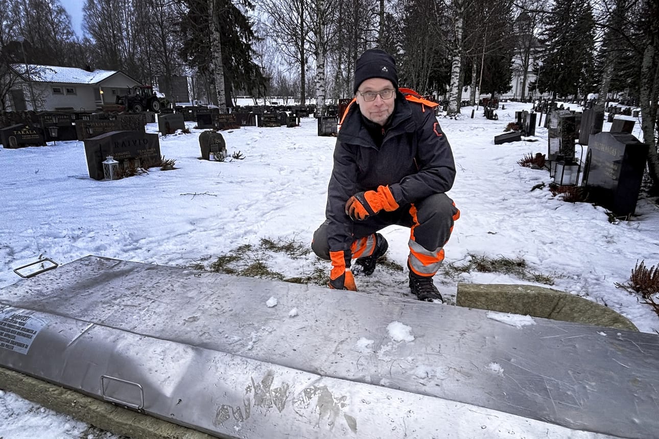 Alajärven hautausmaan erityisammattimies Marko Isolehto asetti lämmittimen sulattamaan maata kaivettavan hautapaikan päälle. Talvella jäinen maa aiheuttaa hautaustoimeen lisätöitä ja -kustannuksia.