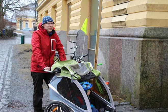 Vaasalainen Juha Saarinen äänesti kaupungintalolla. Parivuotias Ben tarkkaili tilannetta rattailta. Kuva: Sinikka Välikoski