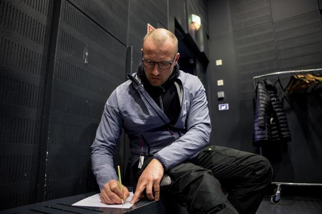 Jörgen Dalin laati paperille yleisökysymyksen pyöräilystä Vaskiluodossa rakennustöiden aikana. KUVAT: PAULA KASKIMAA