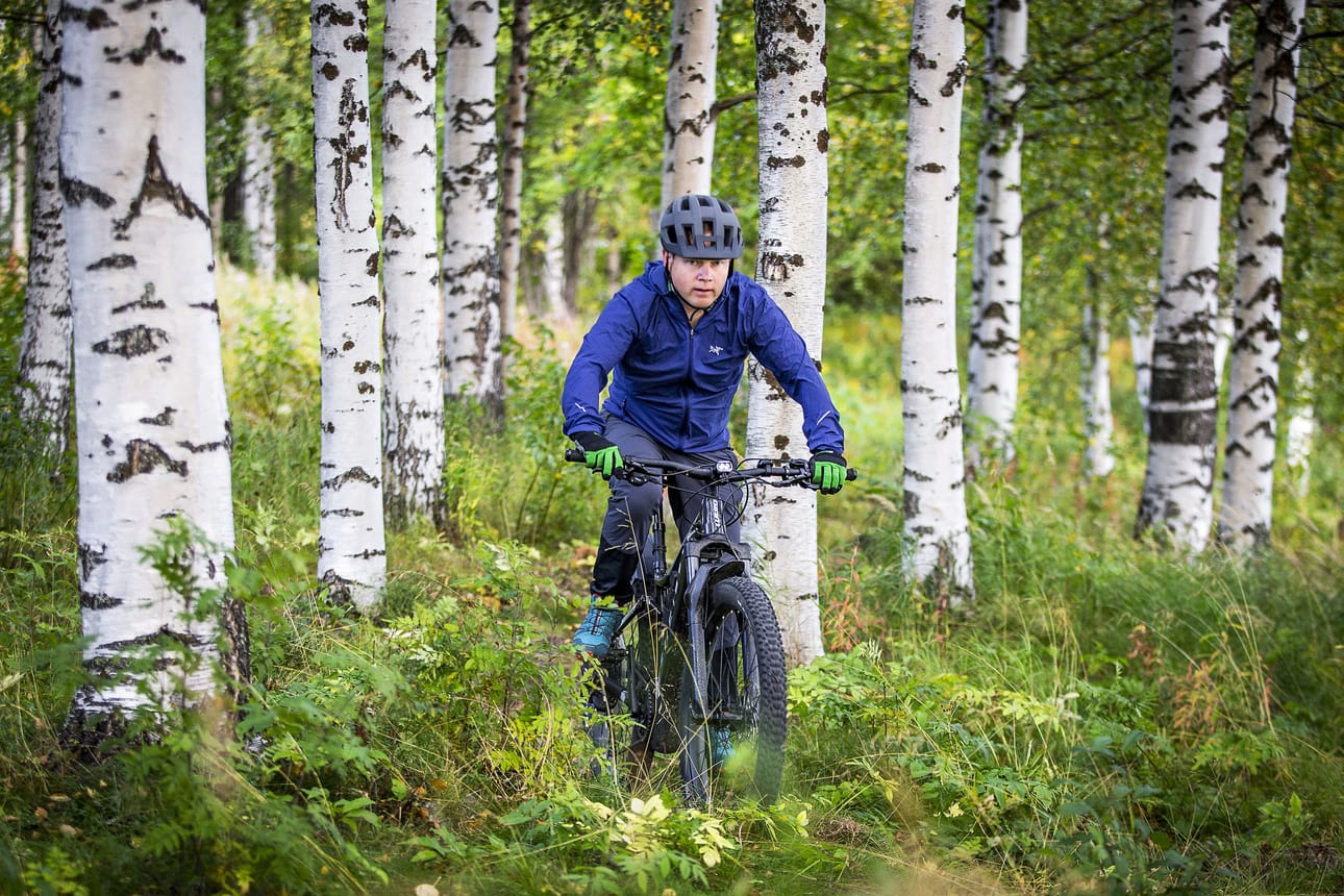Kun Markus Lohi palaa työviikon jälkeen Helsingistä, hän suuntaa usein Pöyliövaaraan tai Ounasvaaralle, maastopyöräilemään tai lenkkeilemään. Se auttaa palautumisessa. "Kun pitää seurata polkua, ei siinä voi mitään hallituskysymyksiä miettiä", hän sanoo.