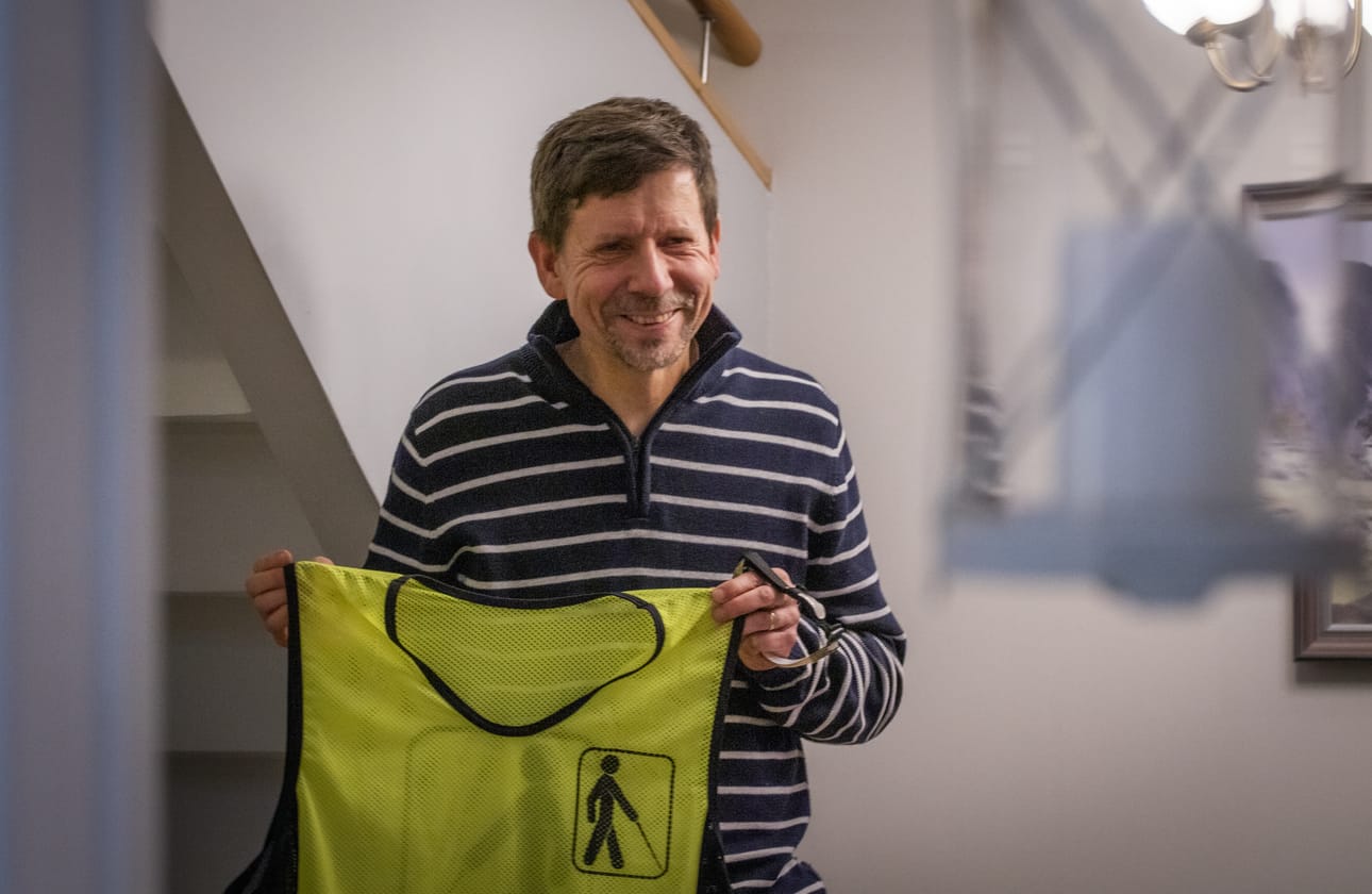 Matti Laurila pukee lenkkeillessään päälleen näkövammaisuudesta kertovan liivin. Etsinnässä hänellä on lenkkeilyavustaja, joka innostuisi talvella myös hiihtoladulle.