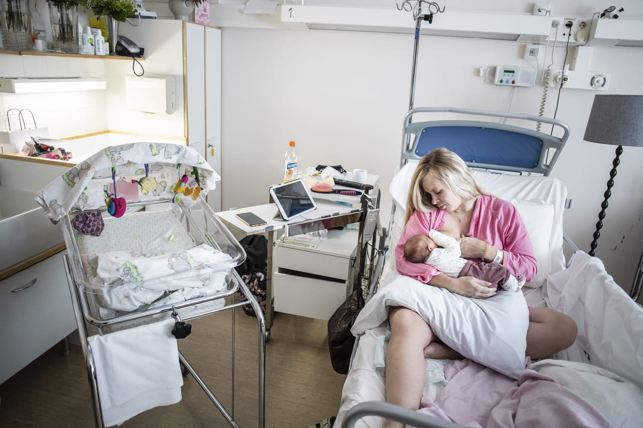 Keminmaalainen Riina Varonen synnytti viime viikolla tytön Länsi-Pohjan keskussairaalan synnytysosastolla. Hän on tyytyväinen sairaalan palveluihin. Jokaisessa huoneessa on nyt vain yksi äiti lapsensa kanssa koronalta suojautumisen vuoksi.