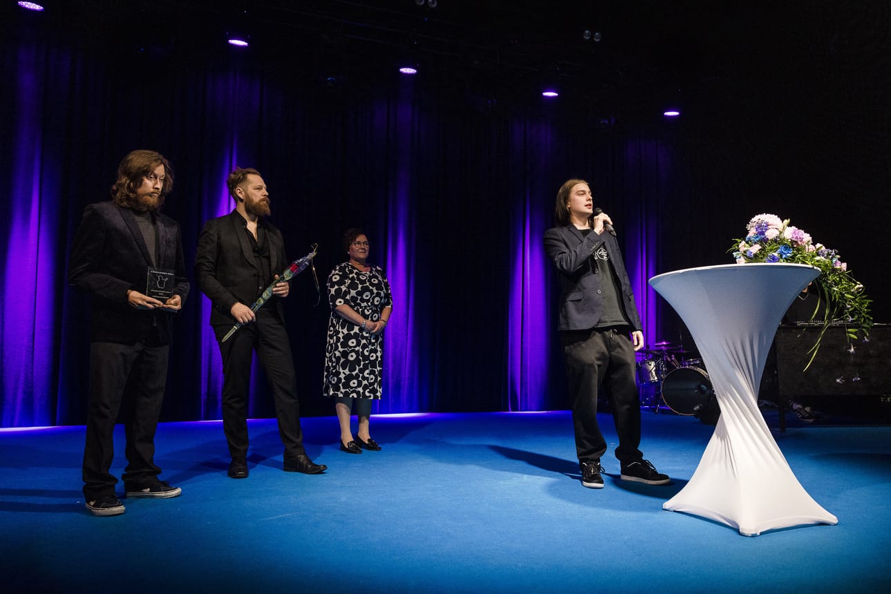Kemin skeittiparkin puuhamiehet Sami Järvelä, Tuomas Laajoki ja Tony Holopainen vastaanottivat Vuoden liikuntapaikkateko -palkinnon.