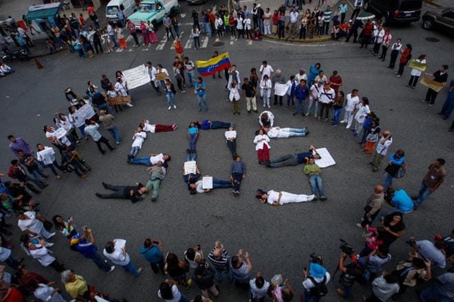 Sairaalan henkilökunta protestoi Venezuelan Caracasissa elokuun alussa saadakseen palkkaa, lääkkeitä ja sairaalatarvikkeita. KUVA: Cristian Hernandez/EPA