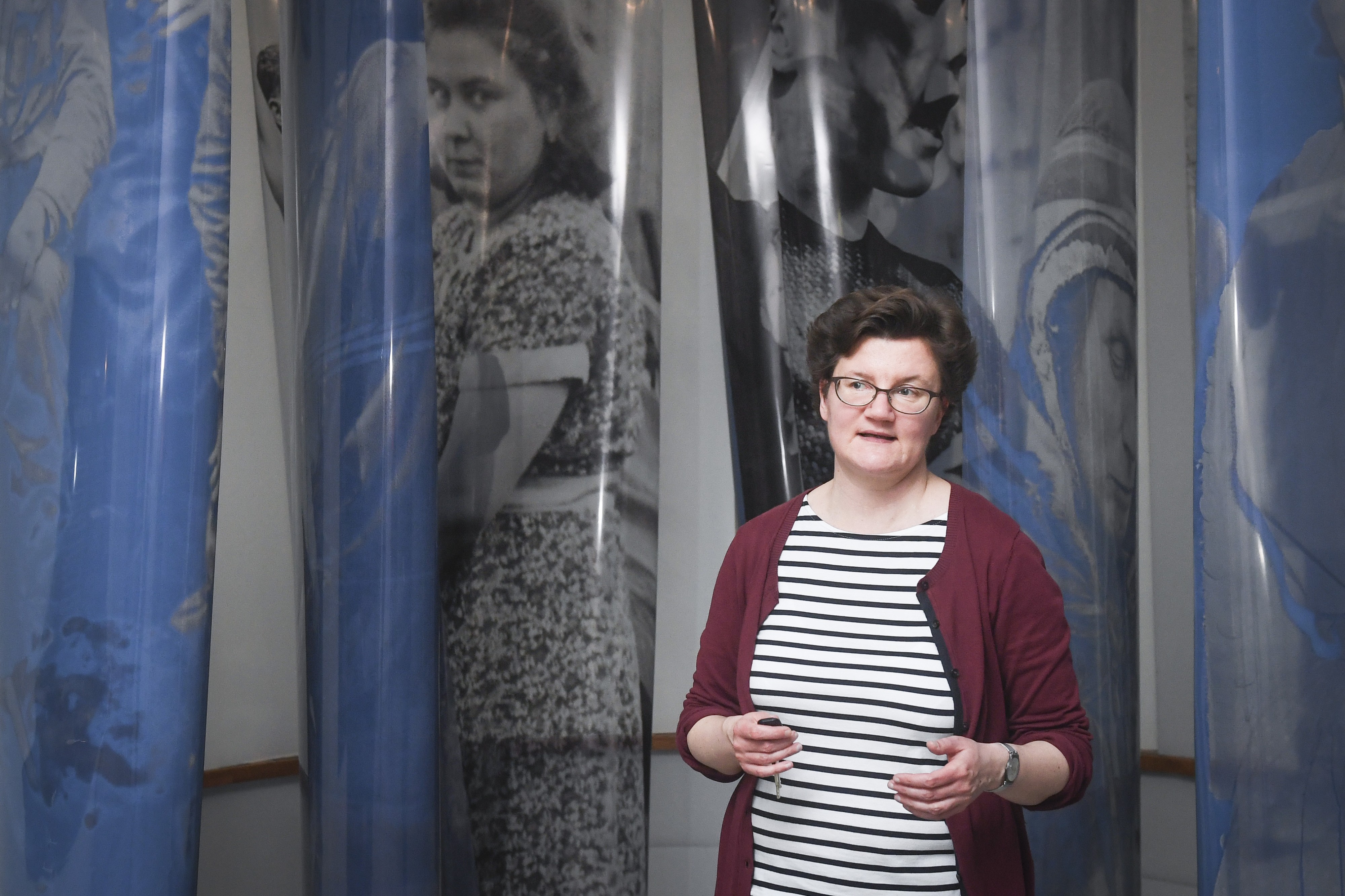 Inkamaija Iitiän mukaan Kansallismuseon näyttely valottaa itsenäisen Suomen historiaa vähemmän esillä olleiden valokuvien kautta. – Salaisia ne eivät varsinaisesti ole olleet, mutta niitä ei ole ollut tarkoituksenmukaista näyttää. 