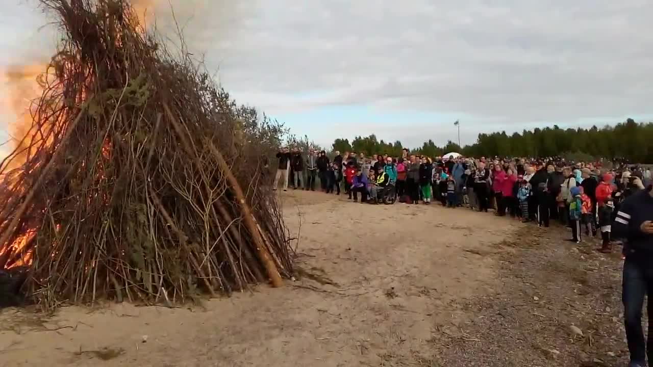 Illanviettoa Oulun Toppilansaaressa juhannuskokon ympärillä