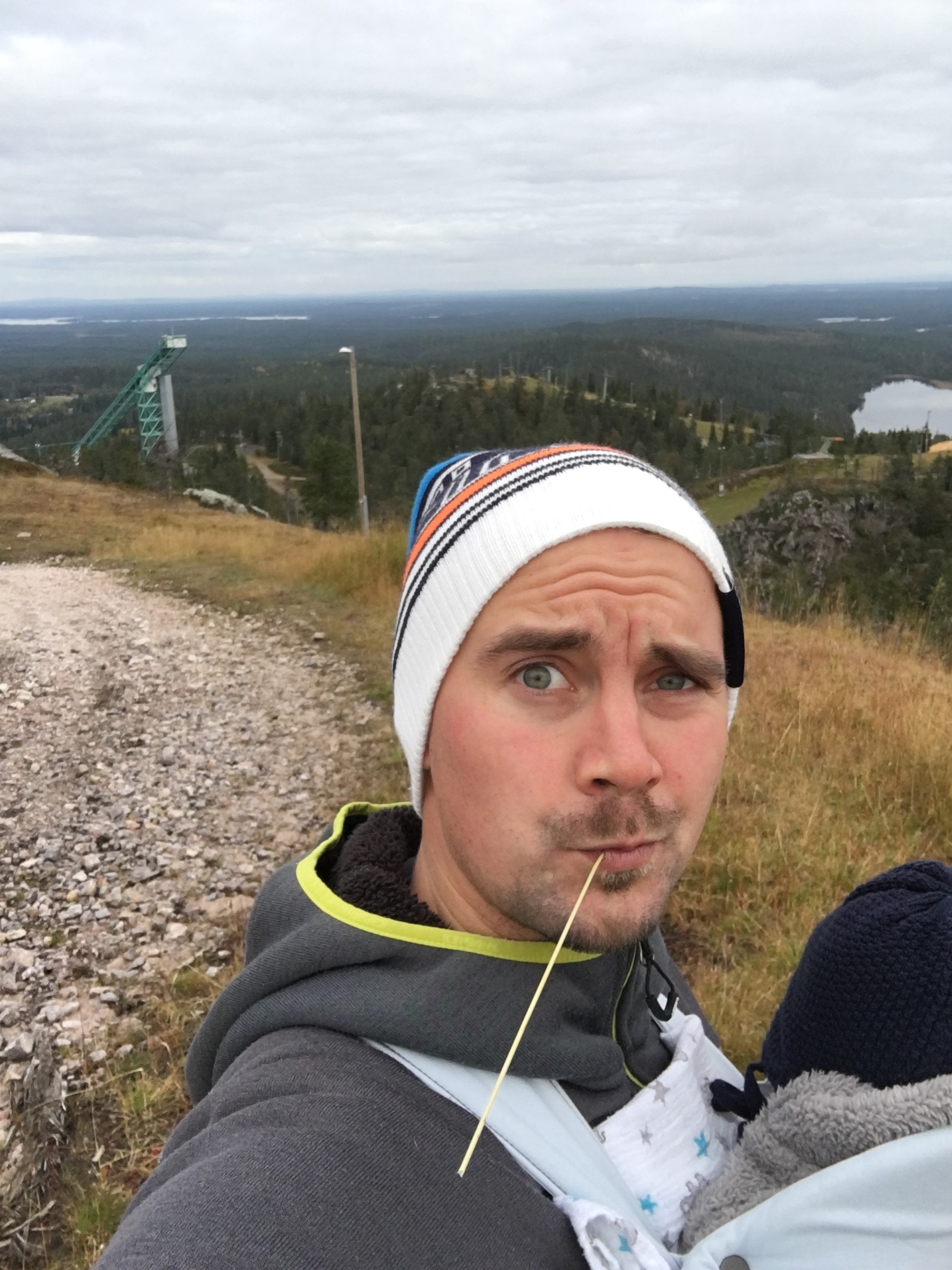 Anssi Koivuranta kävi esittelemässä pojalleen Einolle entistä toimistoaan turvallisen välimatkan päästä.