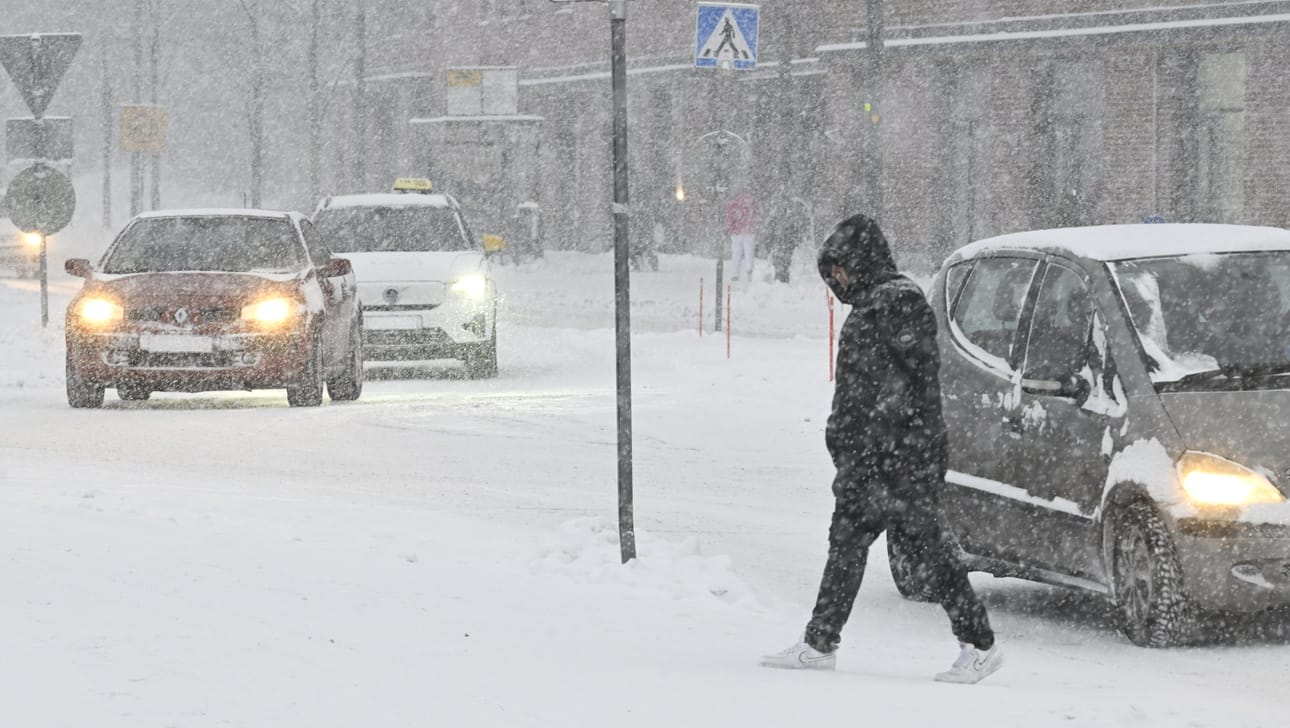 Lumimyräkkää odotetaan monin paikoin Euroopassa. Kuva Espoosta 3. tammikuuta. LEHTIKUVA / HEIKKI SAUKKOMAA
