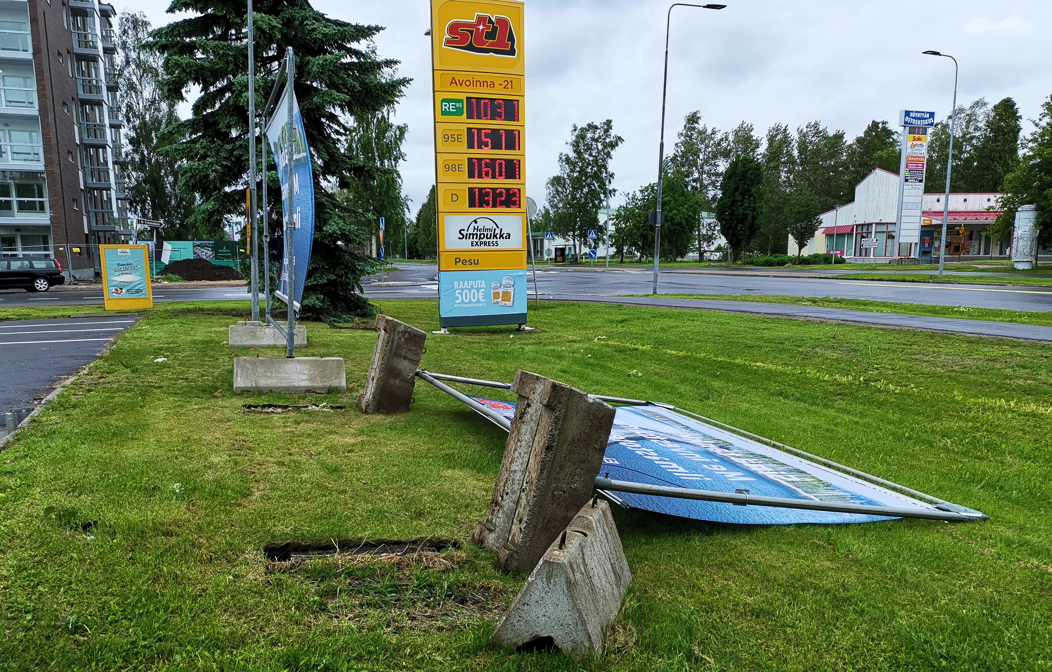 Karjasillalla tuuli kaatoi mainostelineen betonijalkoineen.