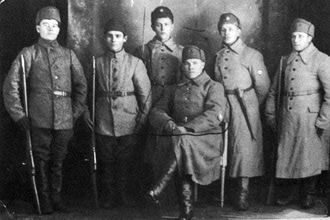 Karijokelaissotureita Tartossa yhteiskuvassa: Eino Palonen, Vesteri Alanen, Vilho Kujala, Viljami Hautaviita, Siinto Honkaniemi ja Svante Hakamäki.
