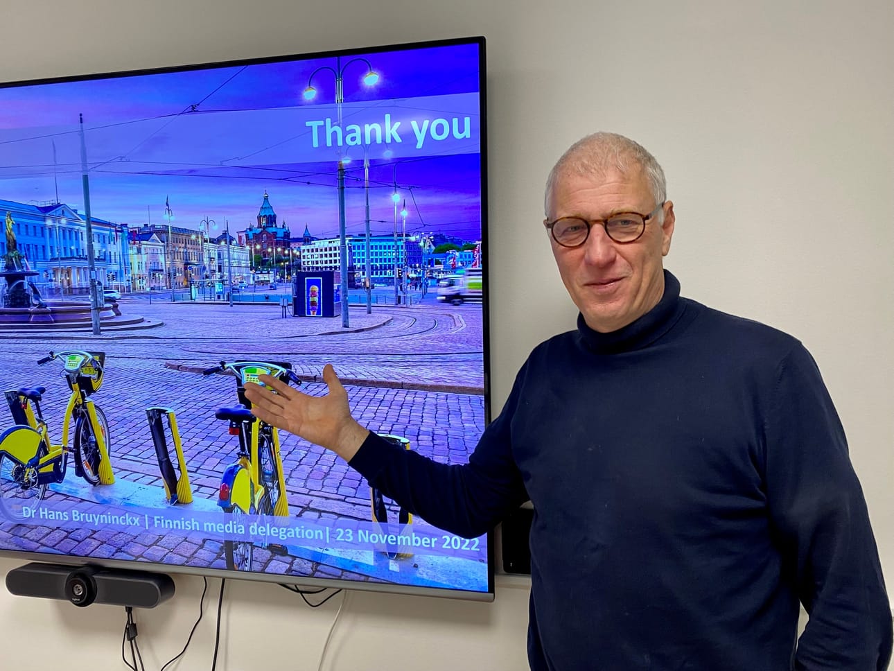 Euroopan ympäristökeskuksen belgialainen pääjohtaja Hans Bruyninckx kertoo viihtyvänsä lomillaan Suomen vesillä. Hän luotsaa virastoa, joka vastaa luotettavan ympäristö- ja ilmastotiedon tuottamisesta 32 jäsenmaansa tarpeisiin. EU:n ulkopuolelta mukana on isoimpana Turkki.