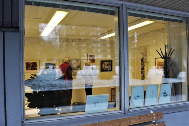 Printmakers Gallerian vuosi alkaa Richard Ahlqvistin näyttelyllä. Tapani Tammenpää keskustelee galleriassa taiteilijan sisaren Yvonne Hoffmanin kanssa. KUVAT: NADIA PAAVOLA