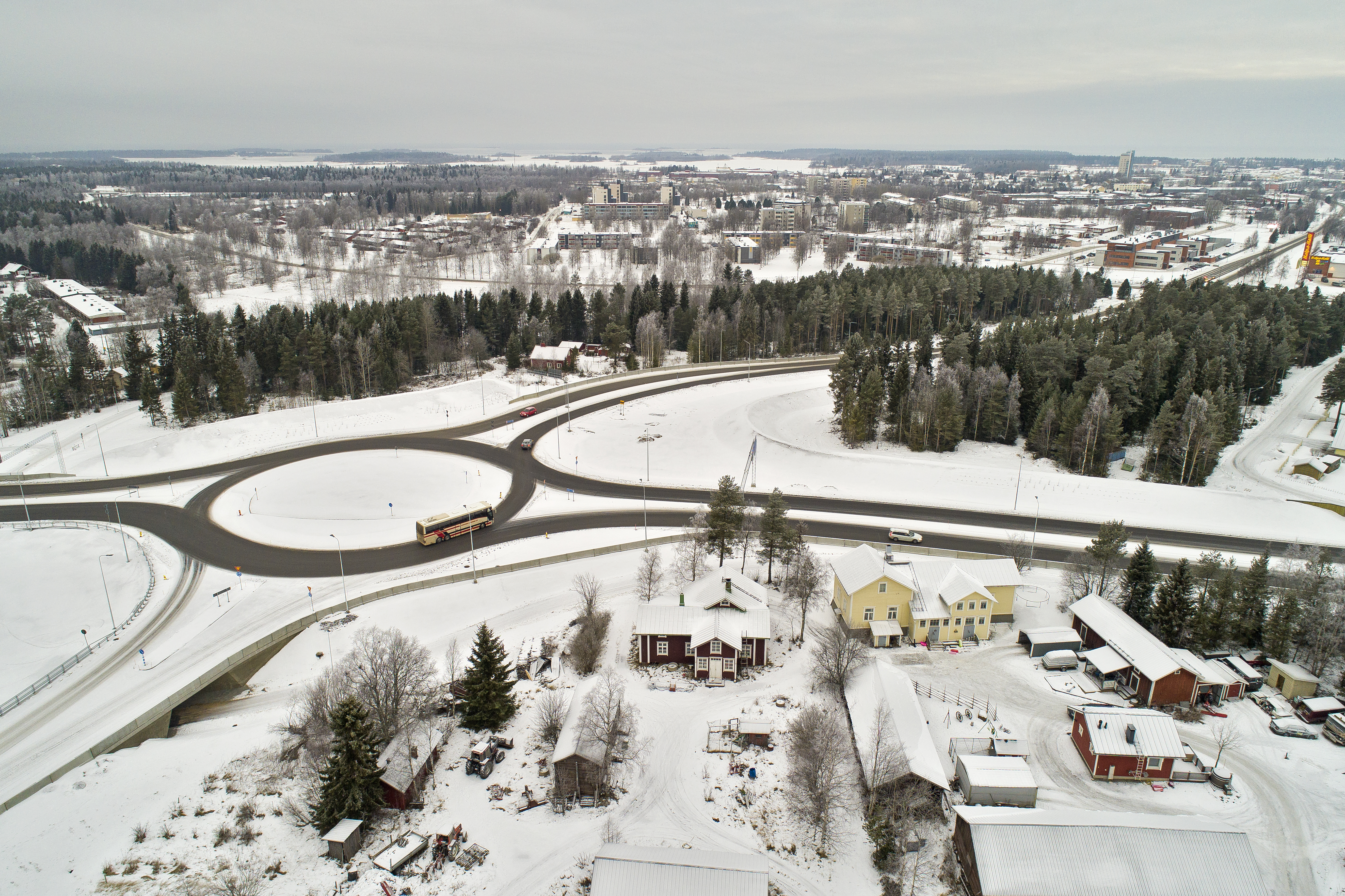 Raahelaiset pääsivät opettelemaan ajamista uudessa kaksikaistaisessa turboliittymässä.